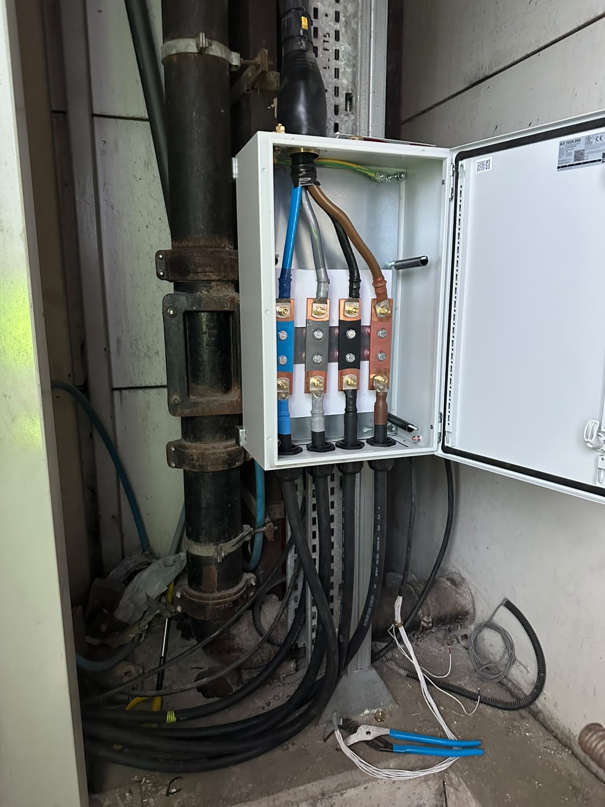 Busbar junction box with fixed and flexible generator cable connections during installation